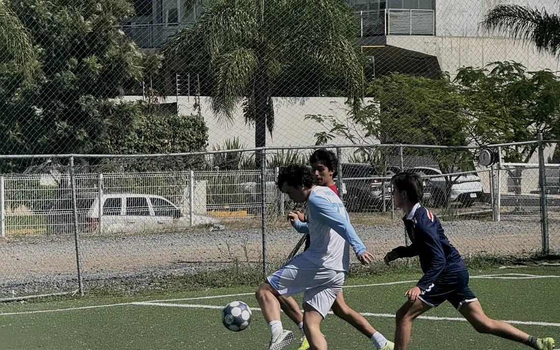Tres jugadores disputando el balón en Derbia